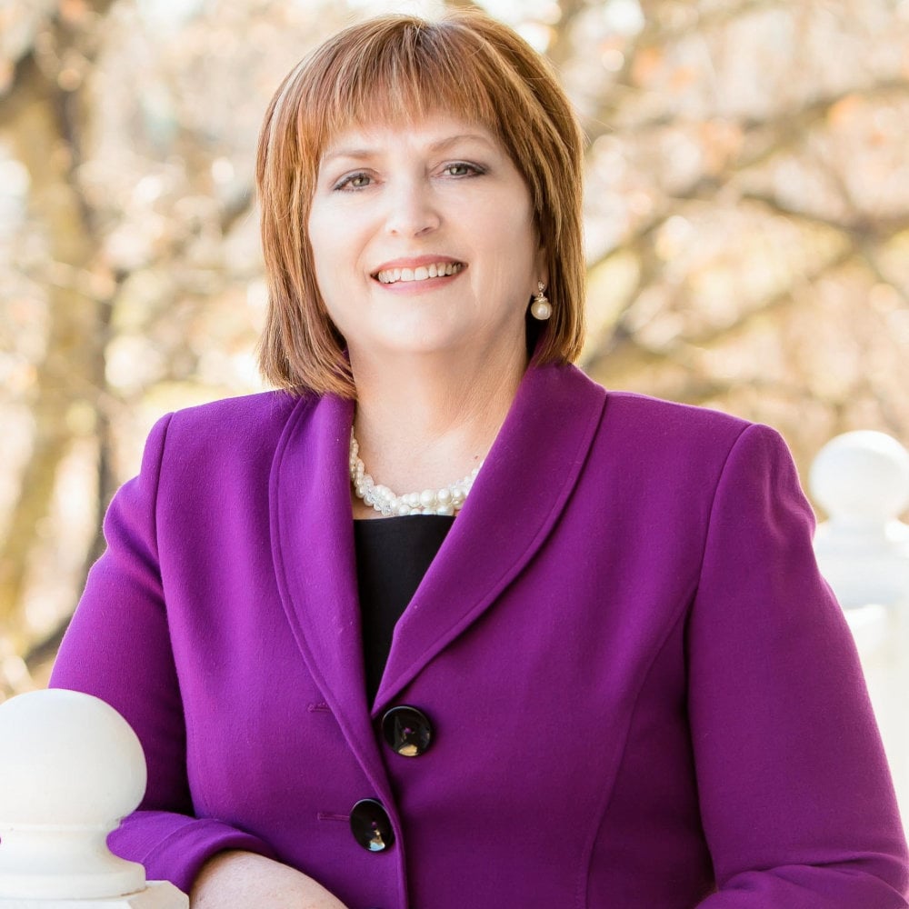 Headshot of Susan Narvaiz